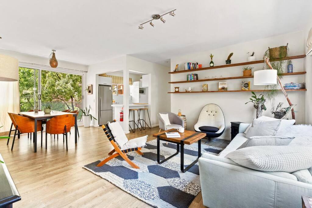 Apartment 'kangaroo Corner' Coastal Charm & Midcentury Flair *