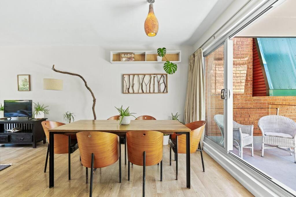 'kangaroo Corner' Coastal Charm & Midcentury Flair Apartment *