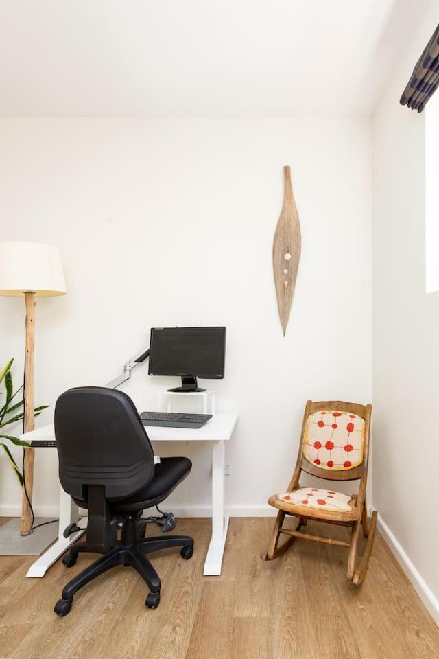 'kangaroo Corner' Coastal Charm & Midcentury Flair Apartment *