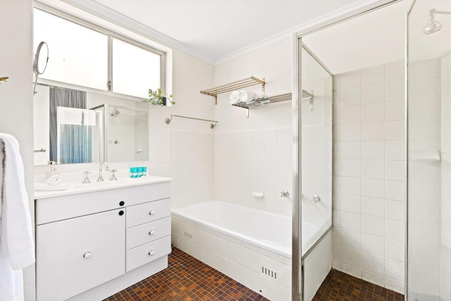 'kangaroo Corner' Coastal Charm & Midcentury Flair Apartment Sydney