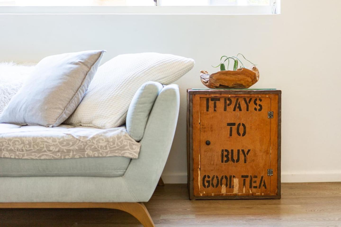 Apartment 'kangaroo Corner' Coastal Charm & Midcentury Flair