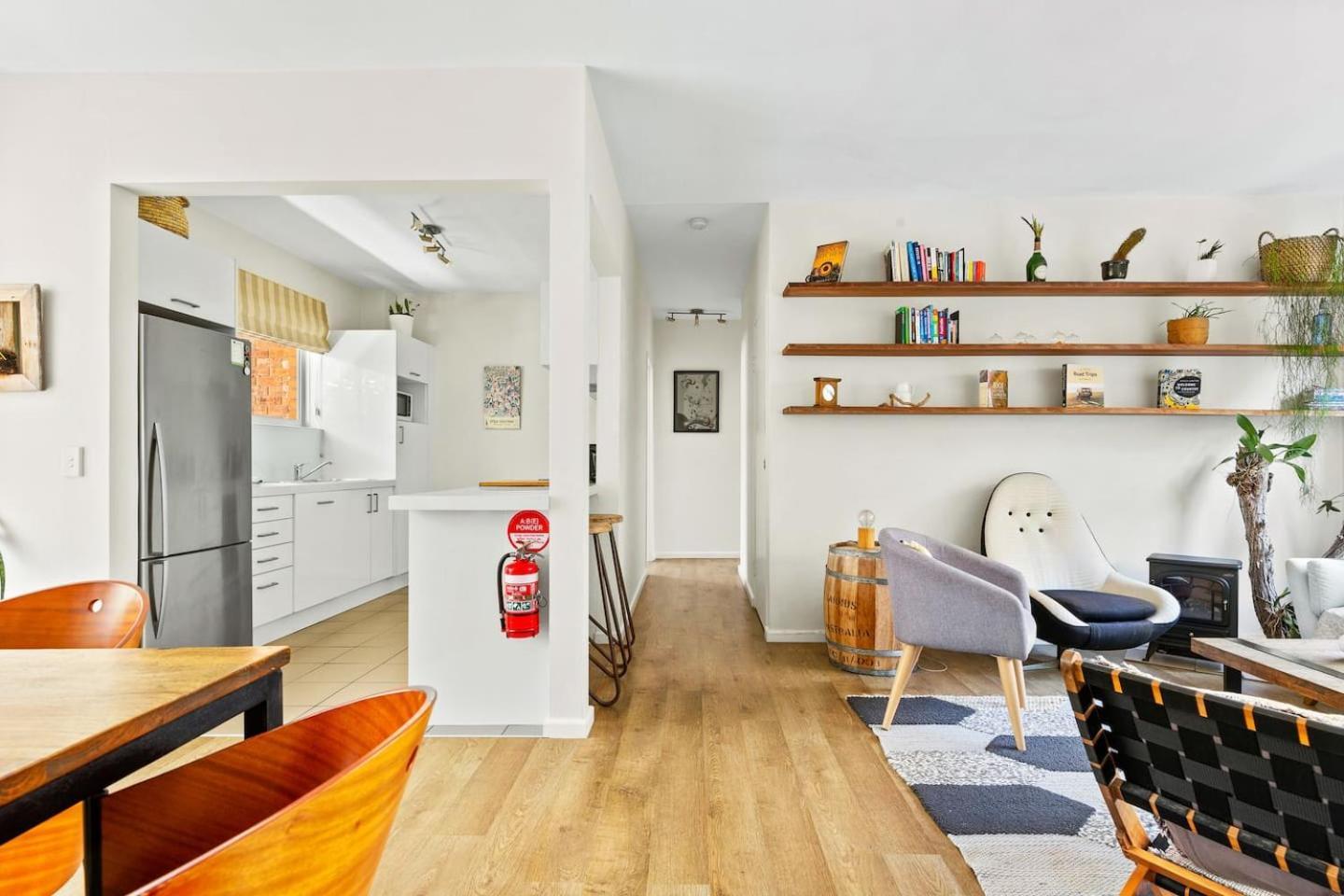 'kangaroo Corner' Coastal Charm & Midcentury Flair Apartment Sydney