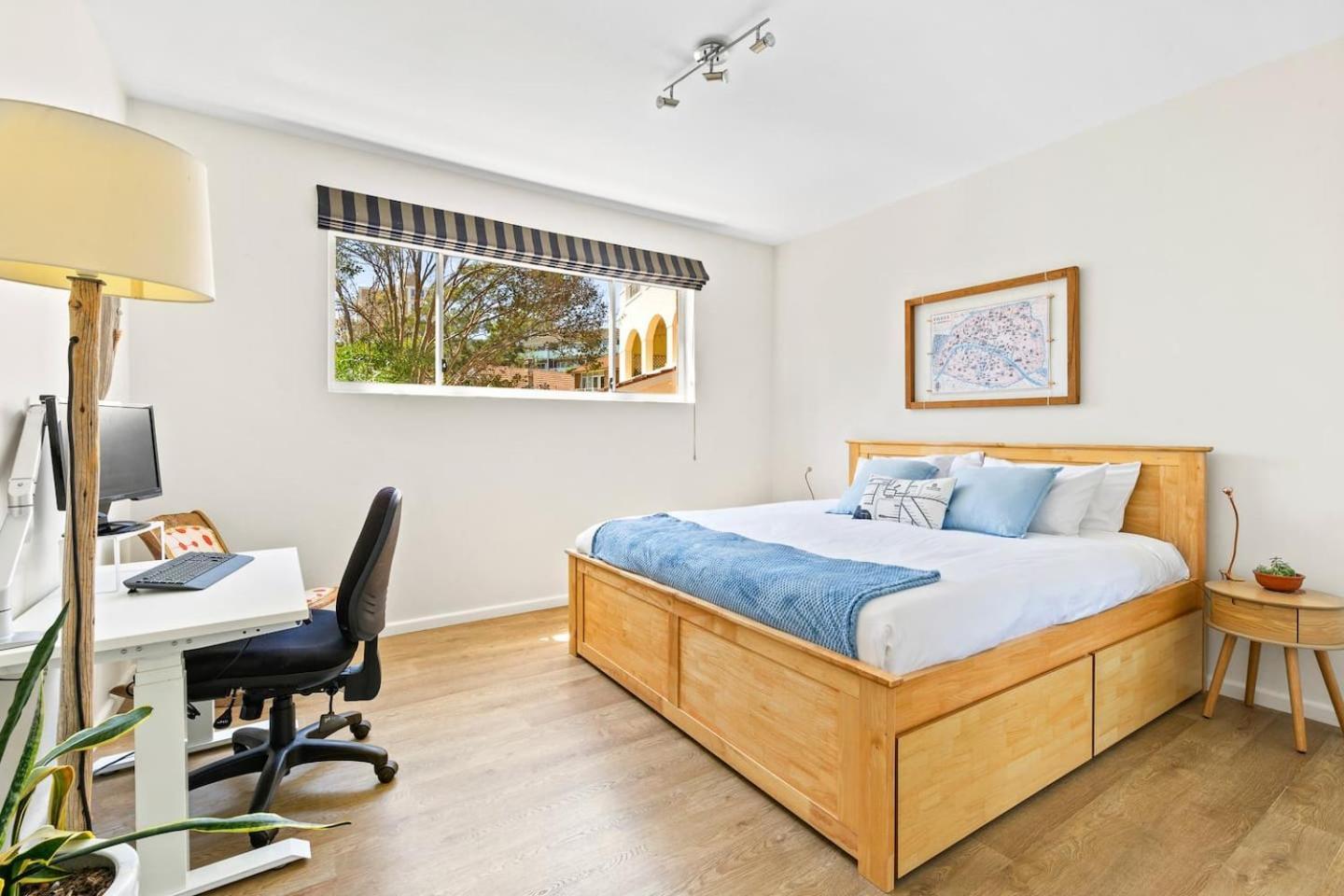 'kangaroo Corner' Coastal Charm & Midcentury Flair Apartment